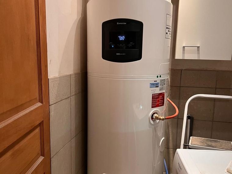 Chauffe-eau thermodynamique installé dans un cellier, à Vallery