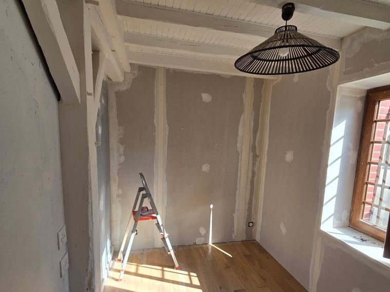 Pièce rénovée après isolation des murs par l’intérieur, à Montbouy