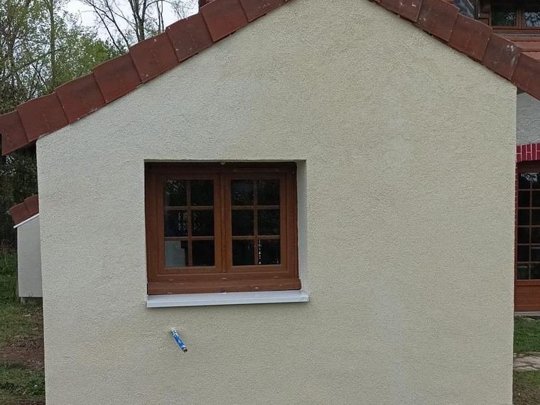 Pignon isolé par l’extérieur avec fenêtre bois neuve, à Sainte-Geneviève-des-Bois