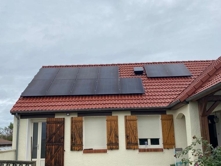 Panneaux solaires photovoltaïques posés sur toiture tuiles, à Orléans